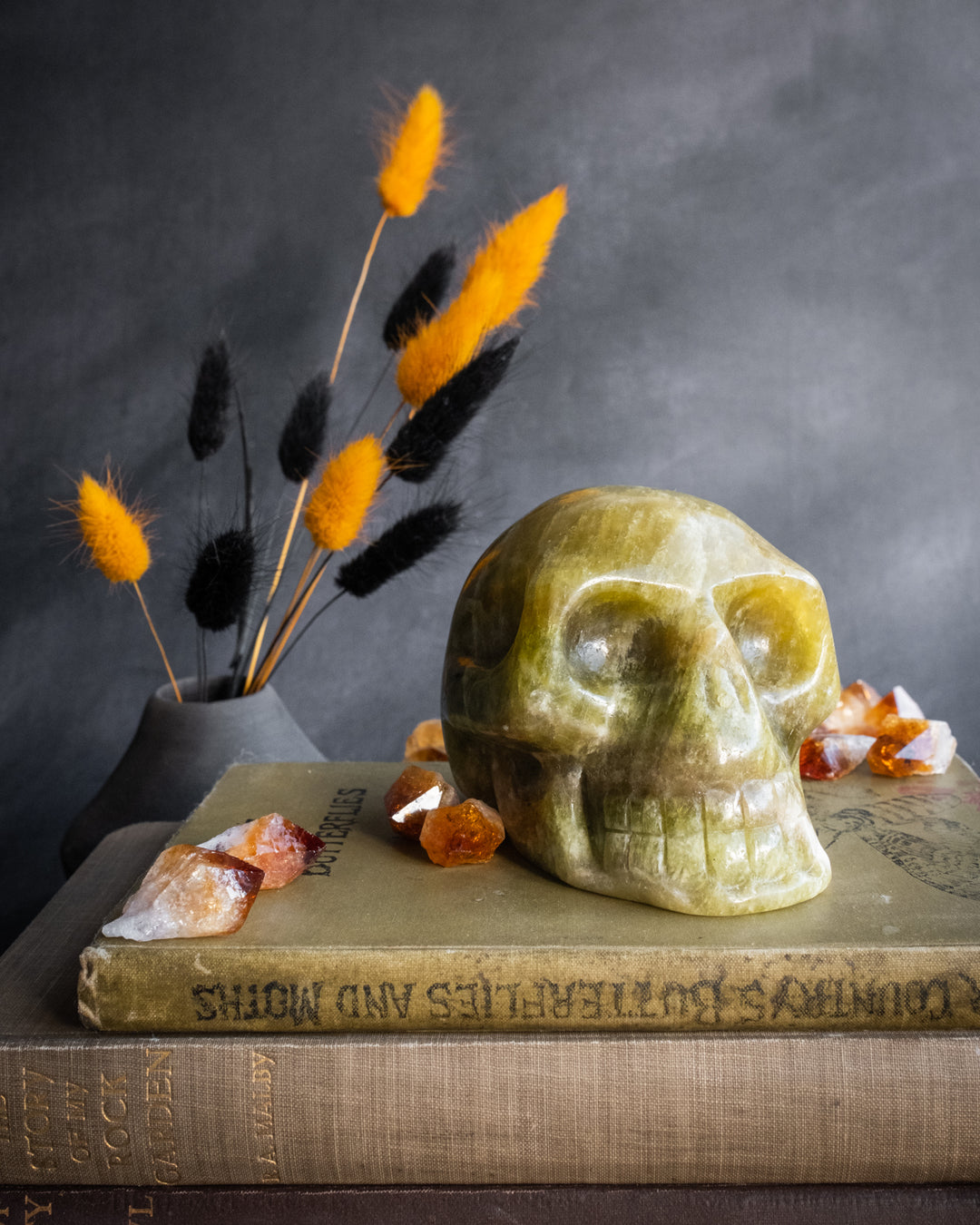 Serpentine Ornamental Hand Carved Skull 986g - The Healing Pear